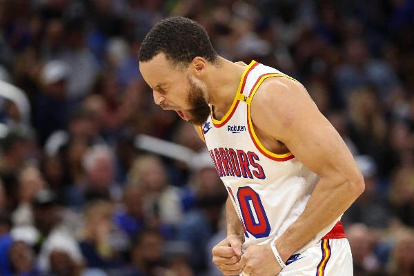 库里 28+6+5 携单节 13 分导演逆转！杨瀚森 11 中 4，勇士 18 分翻盘开拓者