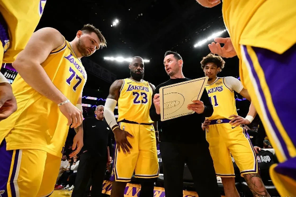 湖人内线重构！裁科洛科签 26+12 猛兽阿丘瓦，冲冠拼图终就位