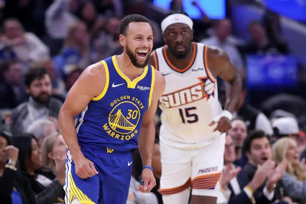 19 记三分破荒！库里 28+4 率 6 人上双 勇士止连败，布克 38 分独木难支