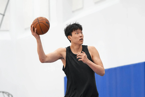  8分8板碾压内线！隔扣杨瀚森的猛将，湖人请火速拿下